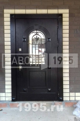 Дверь из массива с ковкой