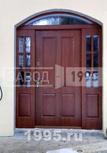 Входная дверь со вставками