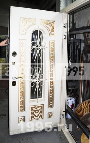 Дверь с резьбой и ковкой (внутри)