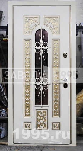 Дверь с резьбой и ковкой