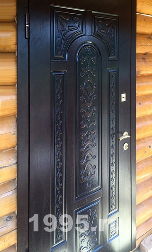 Черная дверь с резьбой
