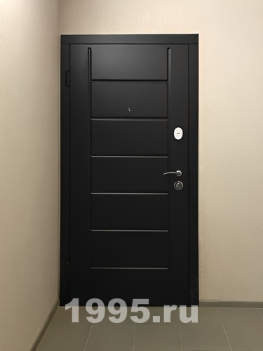 Черная входная дверь Черная входная дверь