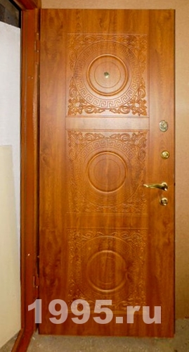 Дверь с резьбой изнутри
