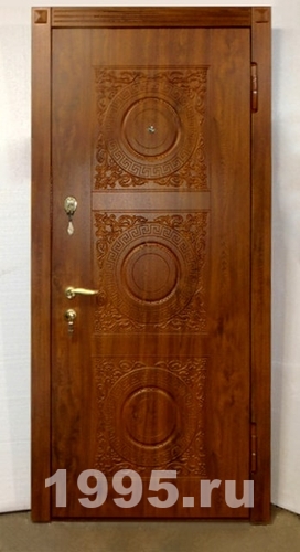 Дверь с резьбой снаружи