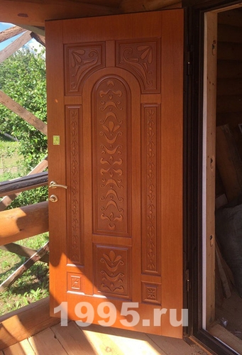 Коричневая дверь с фрезеровкой